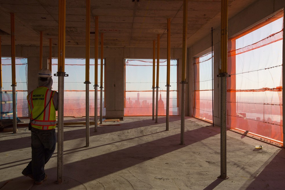 O 432 Park ainda em obras, em 2014. A torre foi inaugurada no ano seguinte, com imóveis luxuosos — Foto: Karsten Moran / The New York Times