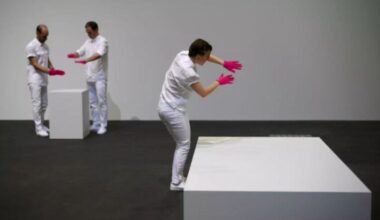 Artista vende escultura invisível sem forma física por mais de R$ 90 mil