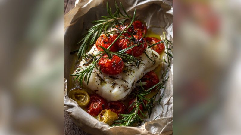 Peixe branco assado em papillote com ervas, tomates-cereja e azeitonas - Imagem gerada por IA