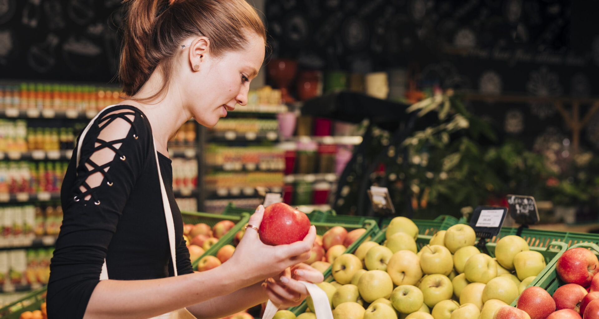Está a pesar bem a fruta no supermercado? Conheça o erro comum que pode estar a custar-lhe dinheiro sem saber