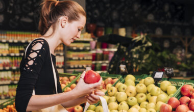 Está a pesar bem a fruta no supermercado? Conheça o erro comum que pode estar a custar-lhe dinheiro sem saber