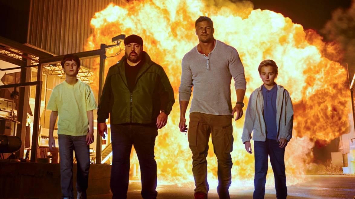 Kevin James e Alan Ritchson enfrentam MERCENÁRIOS no trailer da comédia de ação 'Playdate'; Confira!