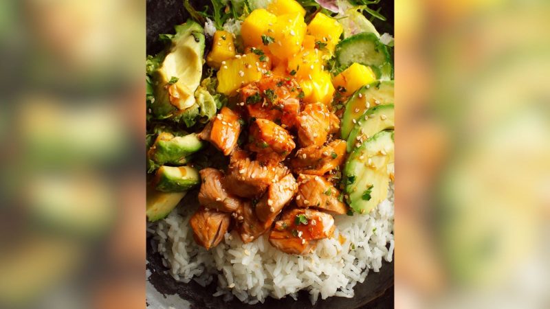 Poke de frango tropical - Imagem gerada por IA