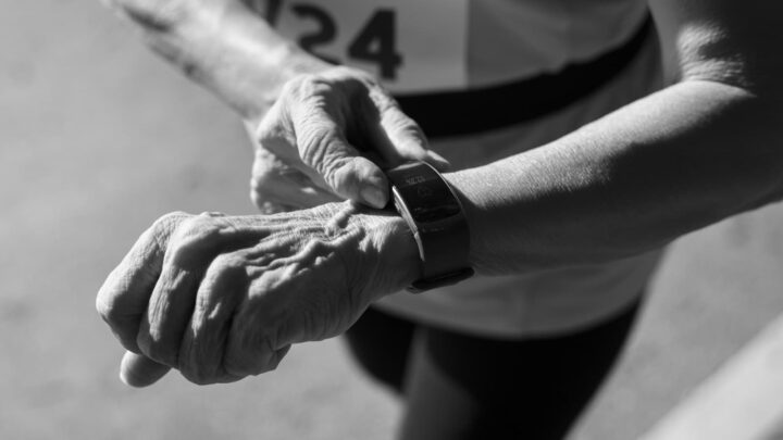 Pessoa com pulseira de fitness