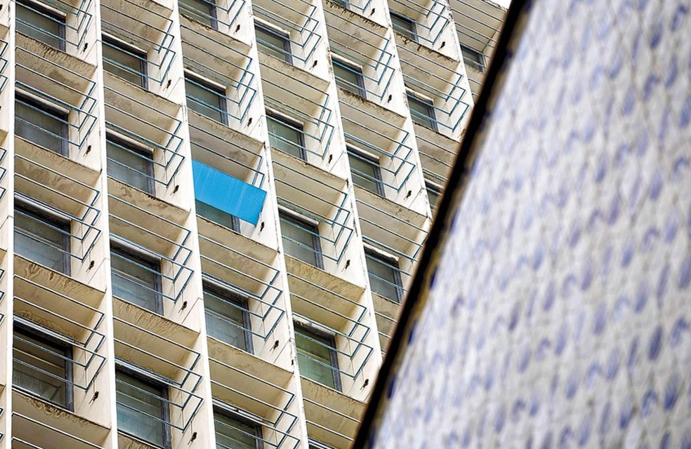 Resta um. O solitário brise azul que sobrou na fachada do Palácio Gustavo Capanema após a reforma — Foto: Márcia Foletto