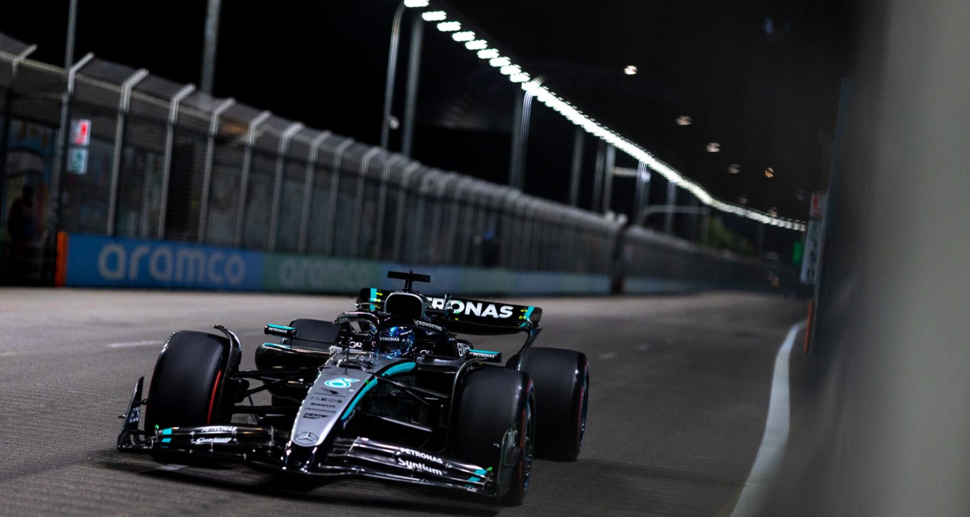 GP Singapura F1: George Russell vence, McLaren conquista bicampeonato