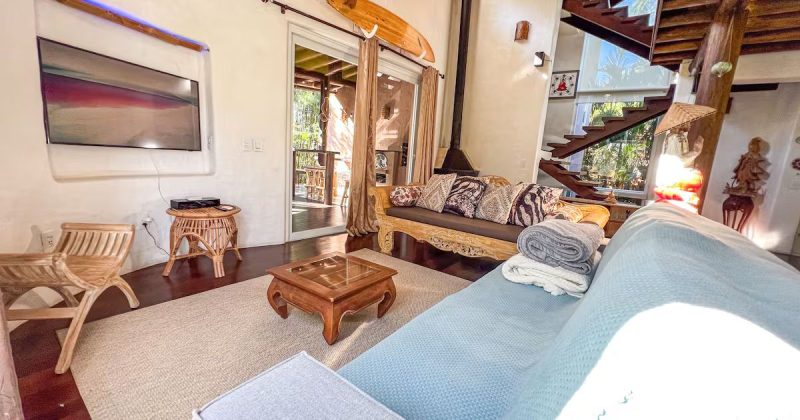 Espaço conta sala de jantar, Tv e lareira - Reprodução/Kinza/ Airbnb/ ND Mais