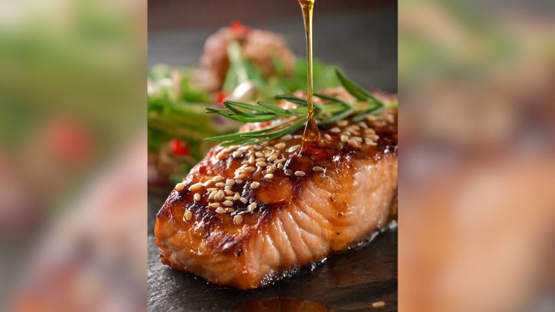 Salmão grelhado com glacê de missô, gengibre e mel - Imagem gerada por IA