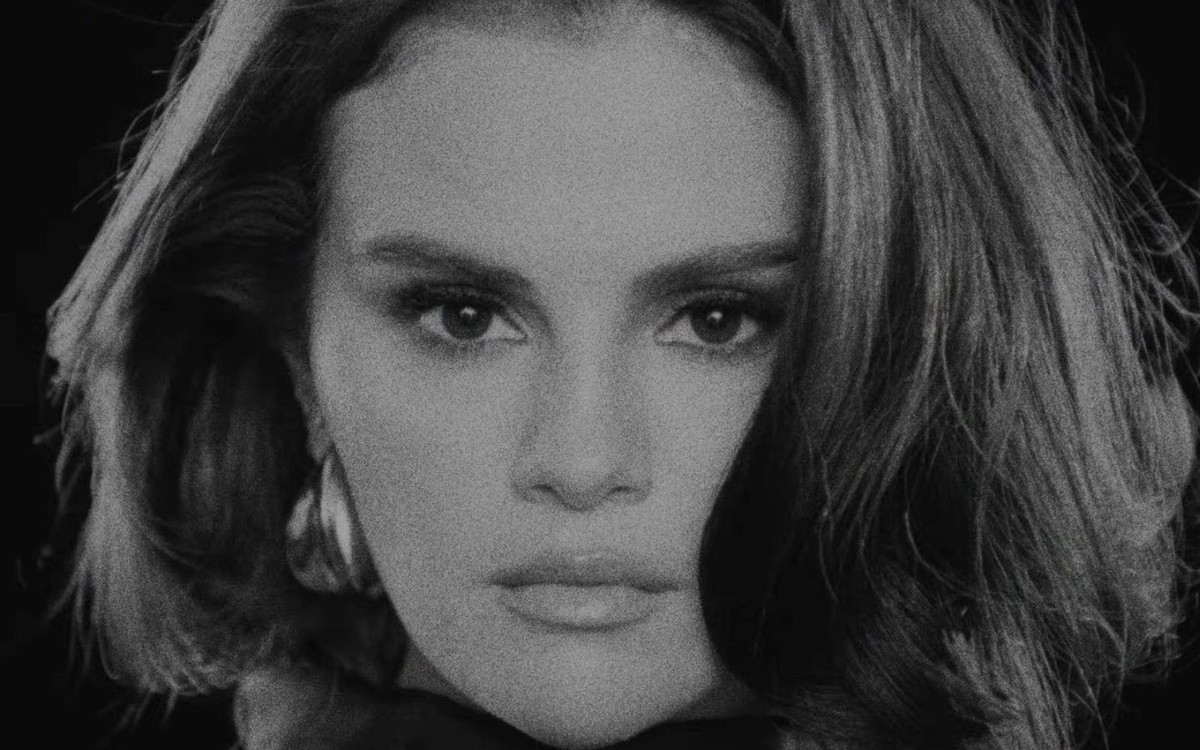 Selena Gomez retorna a estética 'Revival' no lançamento do single 'In The Dark' - Globo