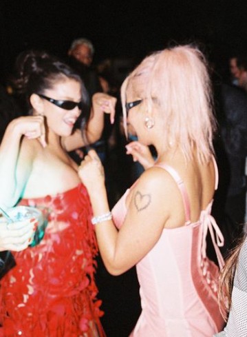 Selena Gomez curtiu festa de aniversário com amigos — Foto: Reprodução/Instagram