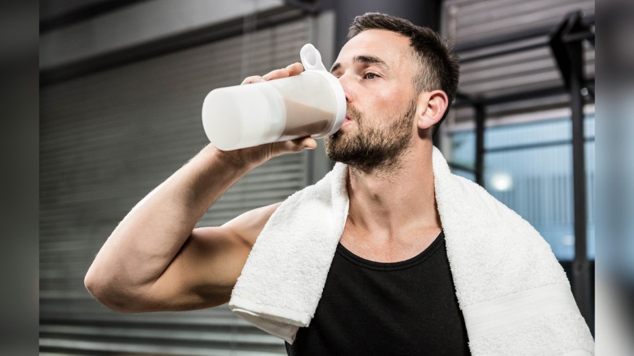 Homem a comer após treinar