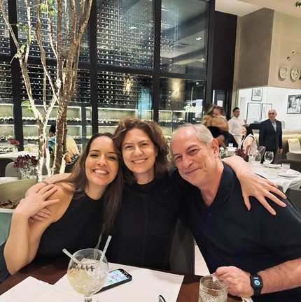 Patrícia Pillar e Ciro Gomes ficaram juntos por 12 anos. O relacionamento chegou ao fim em 2011, mas eles continuam amigos. A atriz postou, recentemente, uma foto com o político e sua atual mulher, Giselle Bezerra