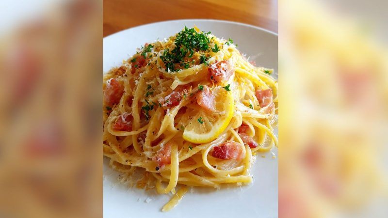Talharim ao molho cremoso de limão siciliano, bacon e parmesão - Imagem gerada por IA