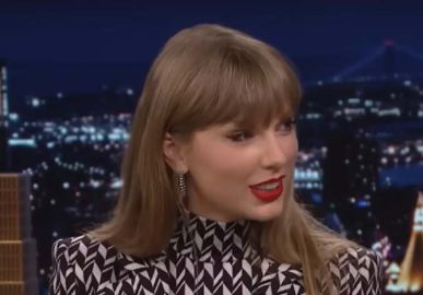 Taylor Swift teria feito discurso em casamento de Selena Gomez e Benny Blanco, diz revista