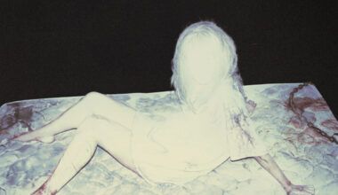 ASSUSTADOR! Confira novo trailer DUBLADO de 'Terror em Shelby Oaks', produzido por Mike Flanagan