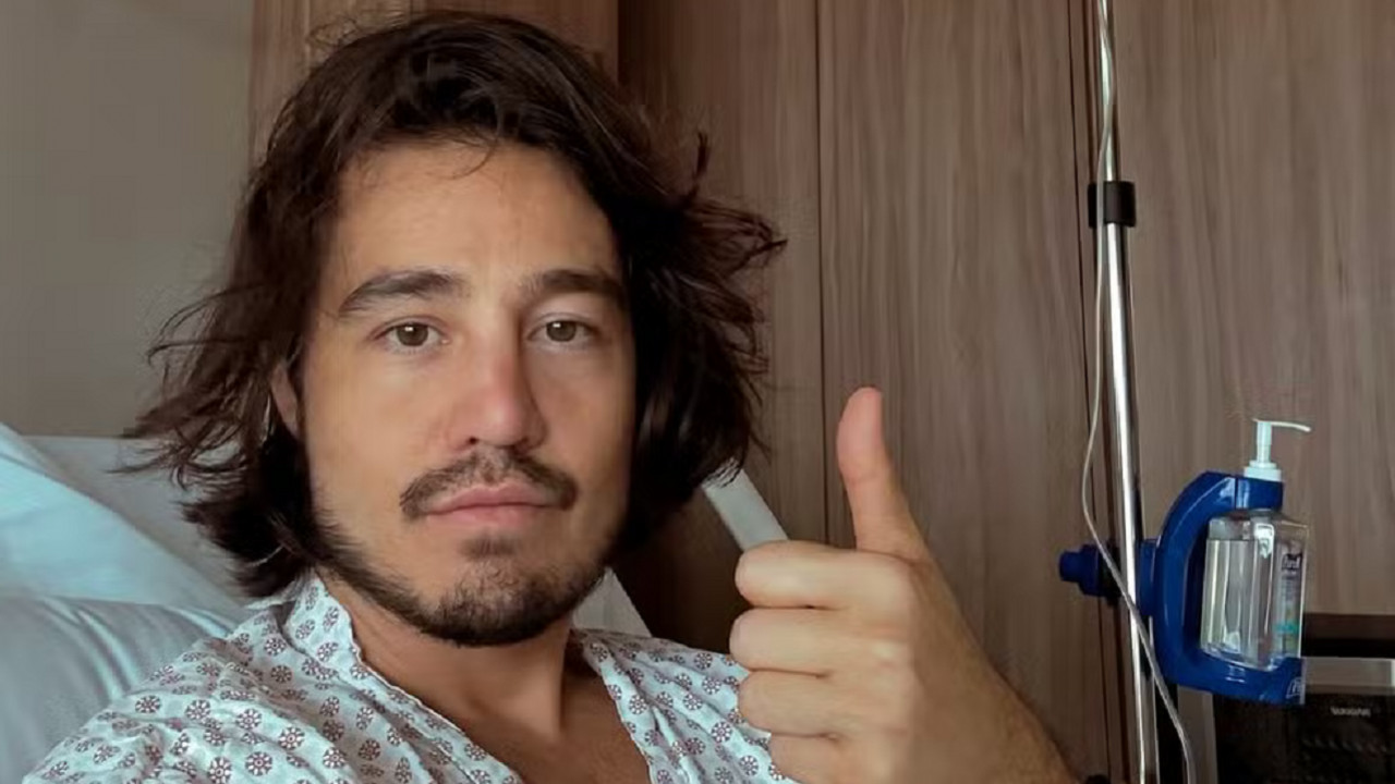 Tiago Iorc é internado às pressas após crise de hérnia de disco