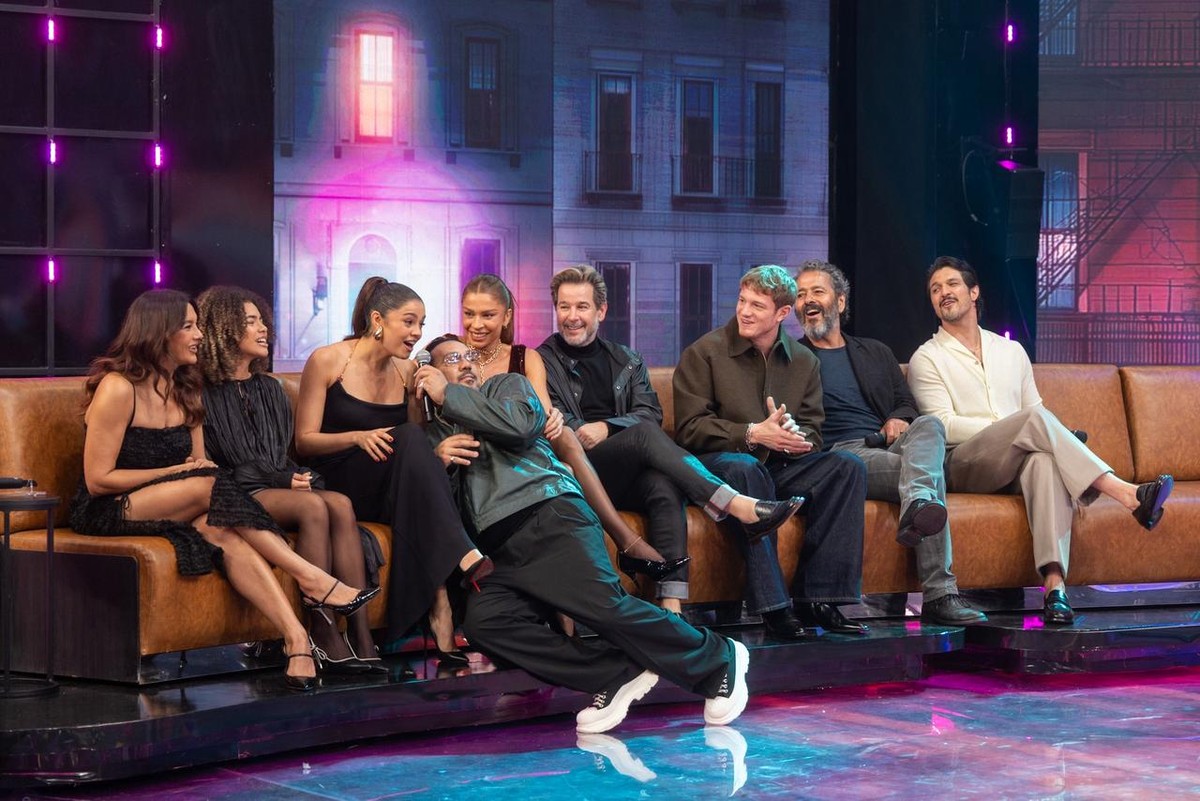 Belo se deita aos pés de Sophie Charlotte no 'Domingão com Huck', na apresentação de 'Três Graças'