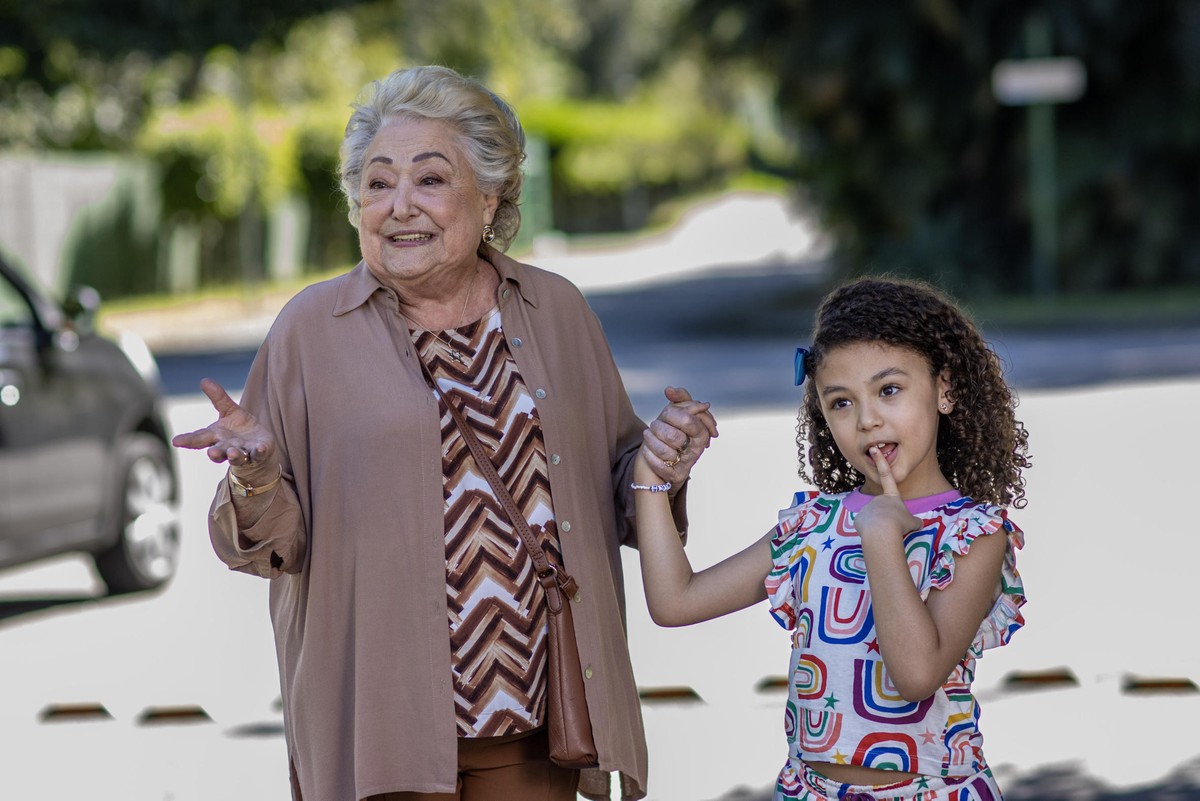 Filipa se desespera após Rosa e Sofia saírem escondidas
