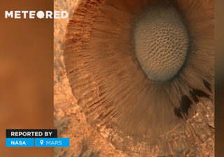 Uma grande cratera de impacto com 1,5 km de largura na superfície de Marte! Imagens obtidas a uma altitude de 257 km