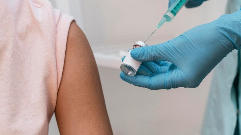 Vacina contra a Covid-19 pode ajudar no tratamento do câncer, diz estudo