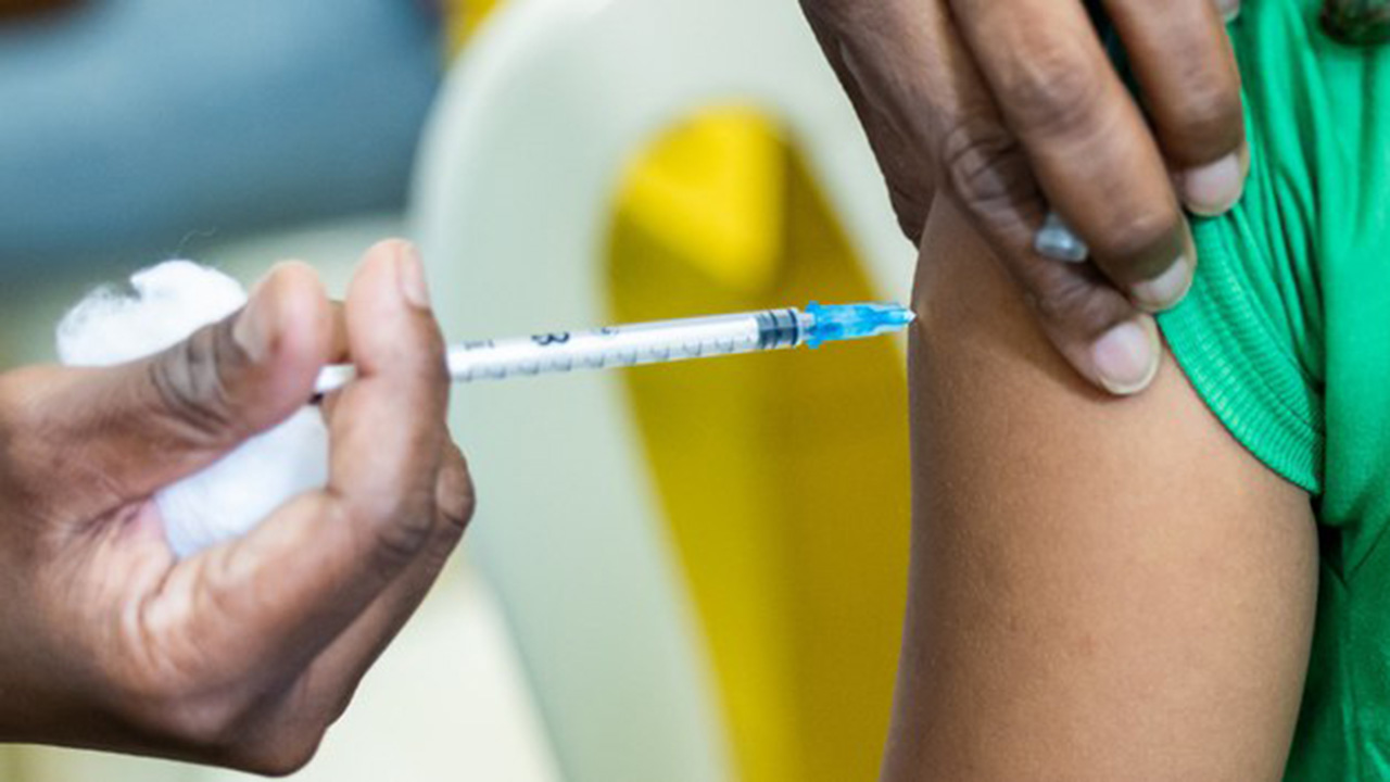 Vacina contra HPV reduz câncer do colo do útero