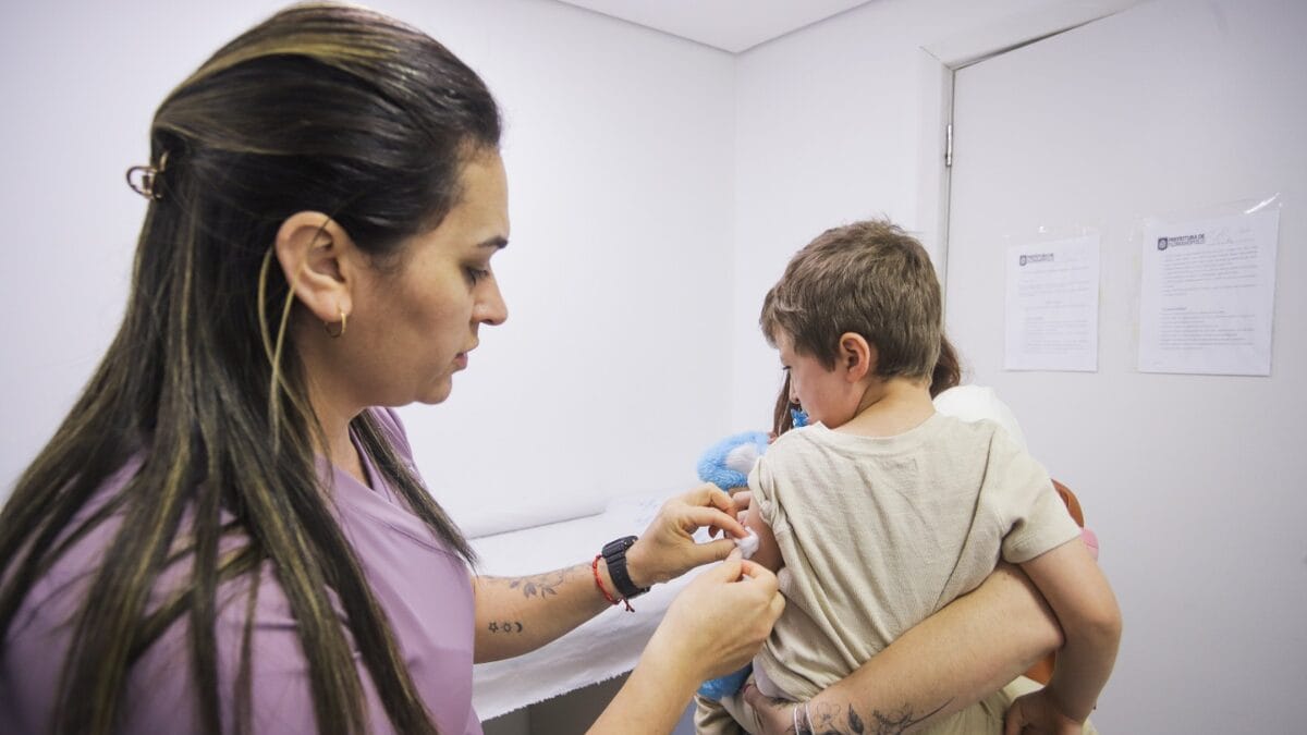 Campanha de vacinação em crianças e adolescentes aplica mais de 191 mil doses em SC