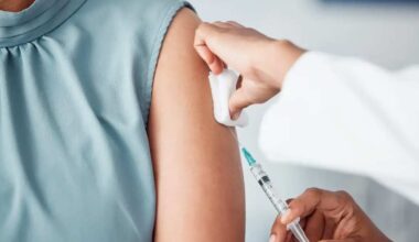 Porque algumas pessoas sentem dor no braço após serem vacinadas?