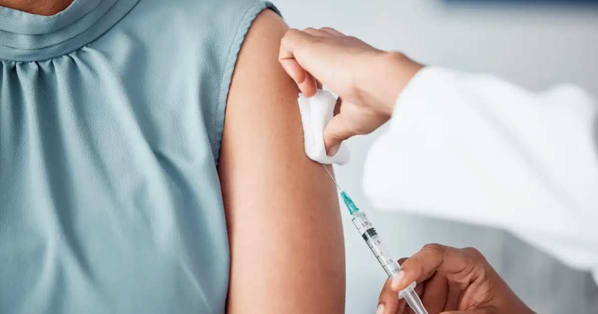 Porque algumas pessoas sentem dor no braço após serem vacinadas?