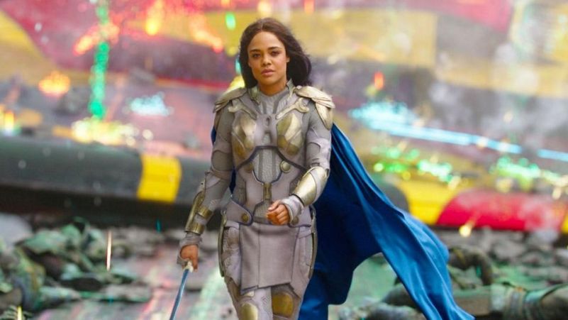 Tessa Thompson, estrela de ‘Thor’, chama Taika Waititi de "um bebê com uma conta bancária"