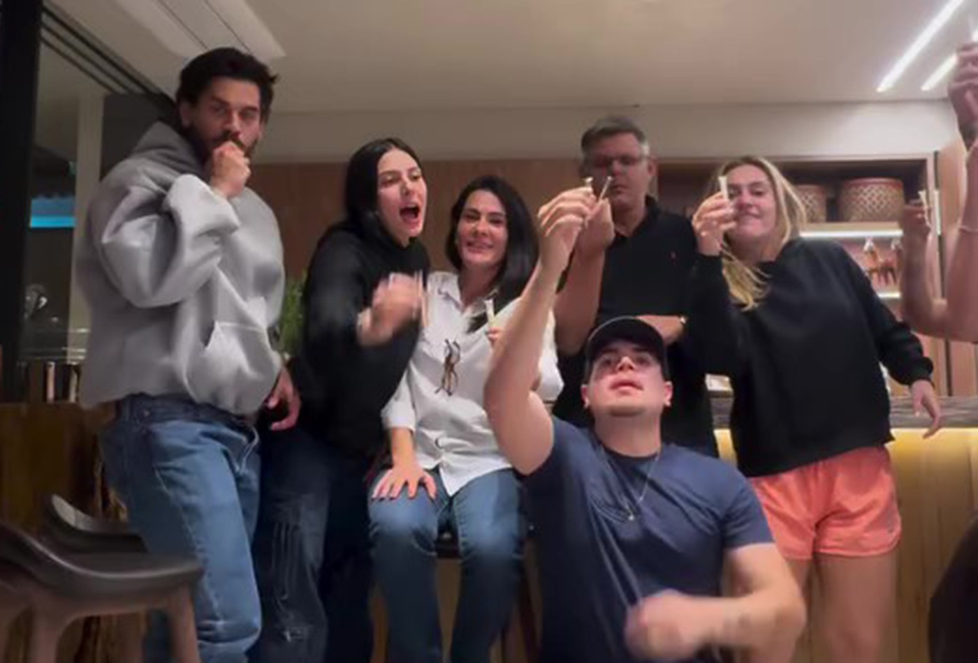 Ana Castela curte domingo com os pais e Zé Felipe: 'Bando de fofoqueiros'; vídeos