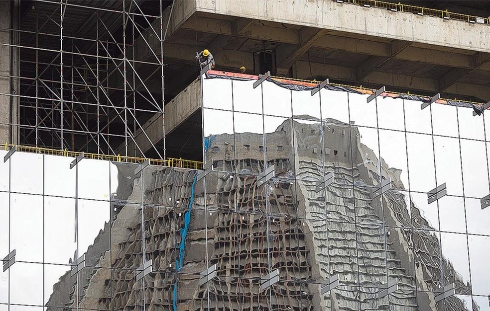Vidros espelhados são colocados na fachada do Edifício Sede da Petrobras — Foto: Márcia Foletto