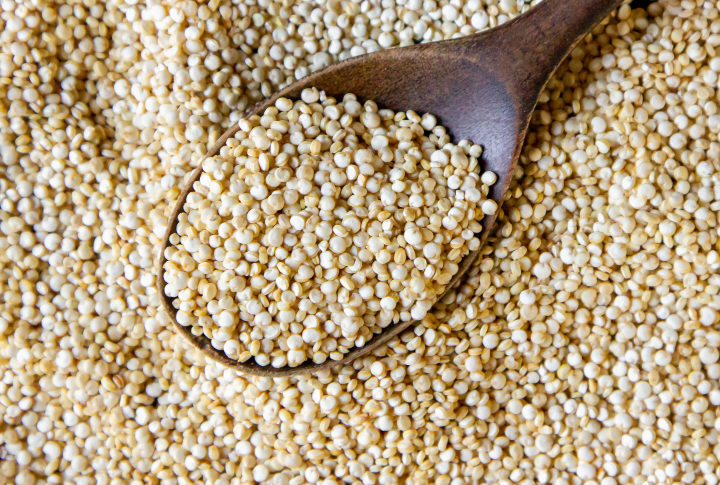 Uma xícara de quinoa cozida fornece cerca de 21% da quantidade diária recomendada de fibras. Ela é um pseudocereal originário da América do Sul, que pode ser consumido em forma de grãos, farinha ou flocos. -freepik KamranAydinov