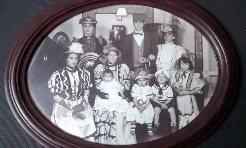 Foto de família em 1990: Chris aparece de pé,  no canto esquerdo da foto — Foto: arquivo pessoal