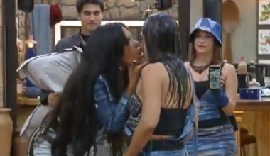 Carol Lekker joga água e dá selinho em Yoná e divide opiniões