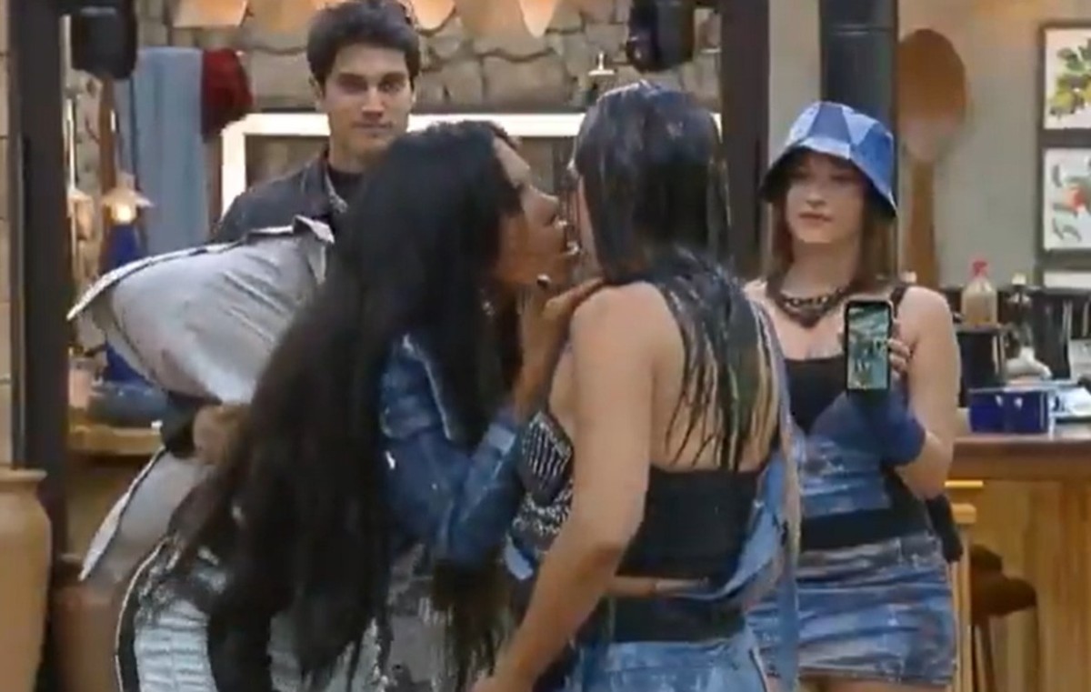 Carol Lekker joga água e dá selinho em Yoná e divide opiniões