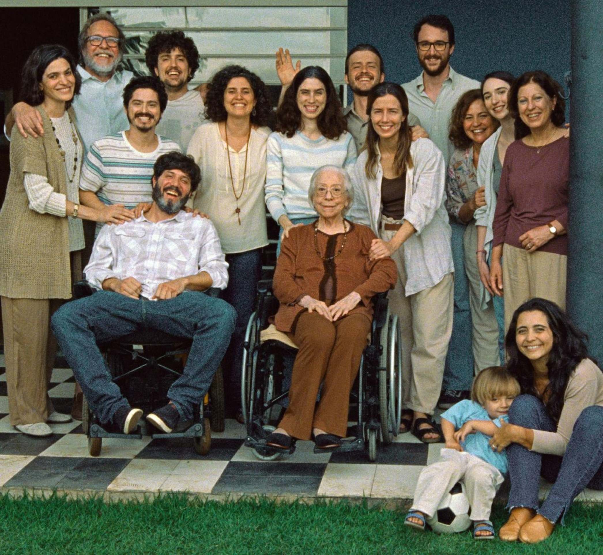 A família Paiva, com Fernanda Montenegro ao centro