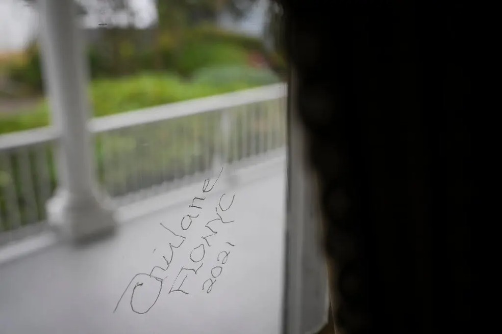 As filhas de Lindsay, Rudy Giuliani e Michael Bloomberg gravaram seus nomes em um vidro da janela no andar de baixo. O mesmo fez Chirlane McCray, então mulher de de Blasio — Foto: Vincent Alban/The New York Times