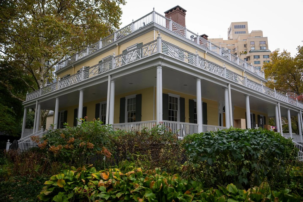 Gracie Mansion, com 226 anos, tem espelhos reluzentes que refletem a luz de lustres, vasto gramado com macieiras e figueiras e horta ocasionalmente infestada por coelhos — Foto: Vincent Alban/The New York Times
