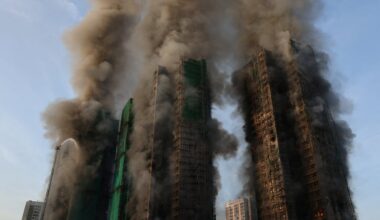 Várias vítimas mortais. Incêndio devasta complexo residencial em Hong Kong