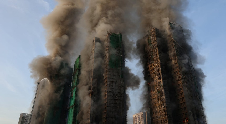 Várias vítimas mortais. Incêndio devasta complexo residencial em Hong Kong