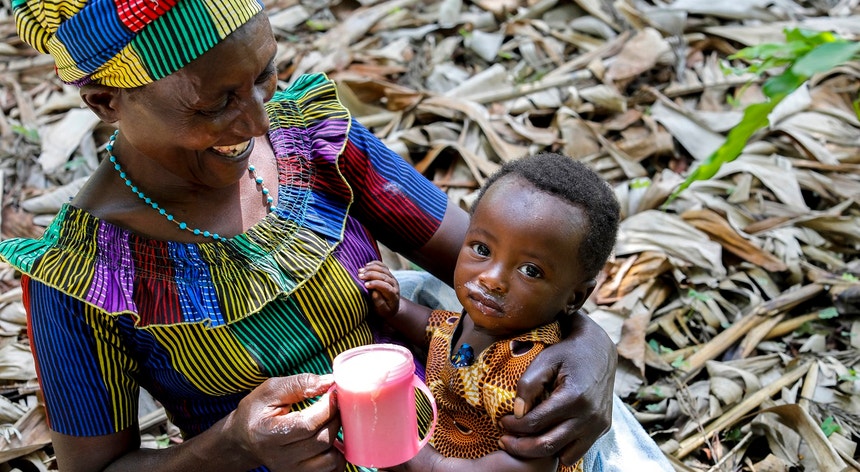 "Duplo padrão". Cereais para bebés vendidos pela Nestlé em África estão cheios de açúcar