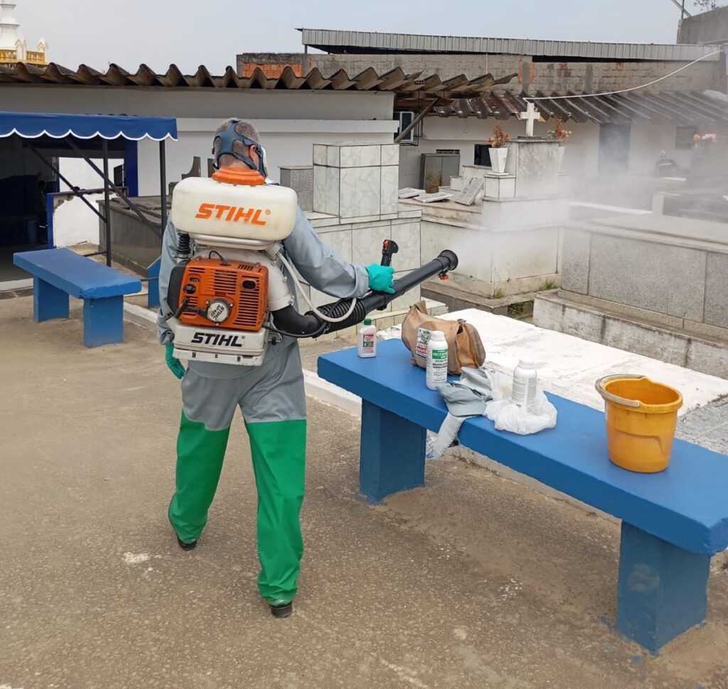 Equipe de Vetores e Zoonoses realiza ação preventiva no cemitério municipal de Belford Roxo
