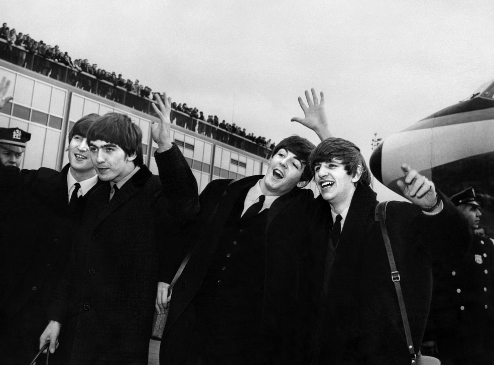 Os Beatles no Aeroporto John F. Kennedy, em Nova York, nos EUA, em 1964 — Foto: STR / AFP