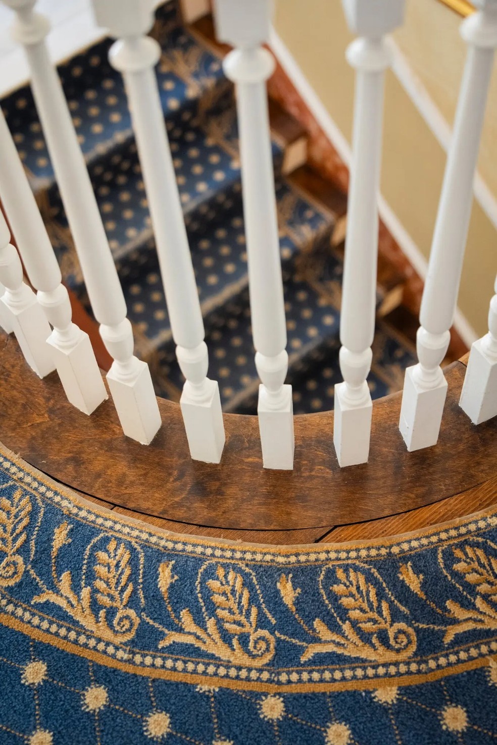 Algumas partes da mansão possuem colunas ornamentadas e molduras de teto requintadas — Foto: Vincent Alban/The New York Times