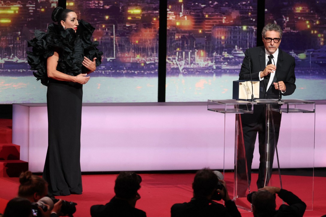 O diretor brasileiro Kleber Mendonça Filho recebe o prêmio de Melhor Ator em nome do ator Wagner Moura durante a cerimônia de encerramento da 78ª edição do Festival de Cannes, em Cannes, sul da França. — Foto: Foto: Valery HACHE / AFP