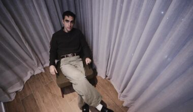 Caetano Veloso anuncia o lançamento do primeiro álbum solo do filho Zeca