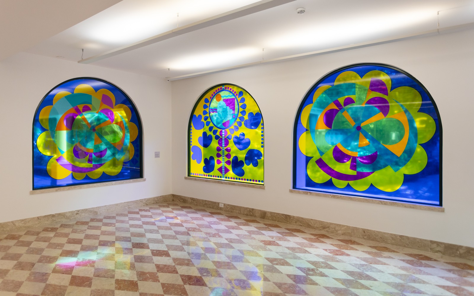 'Corumbê', de Beatriz Milhazes, transformou as janelas em arco da Casa Roberto Marinho em vitrais coloridos — Foto: Leo Martins/Agência O Globo