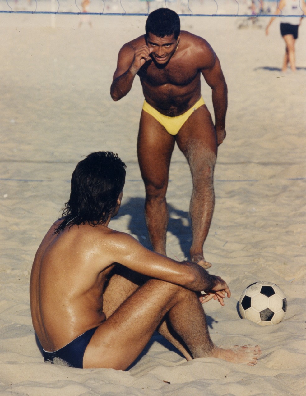 Depois de vencer dois sets no futevôlei, na Praia de Ipanema, Romário provoca o perdedor Renato (sentado). — Foto: Foto William de Moura / Agência O Globo