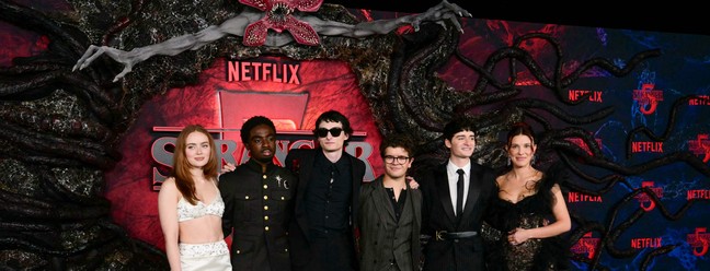 Hora da despedida: o elenco de 'Stranger things' se reúne para a pré-estreia da última temporada — Foto: Frederic J. Brown / AFP