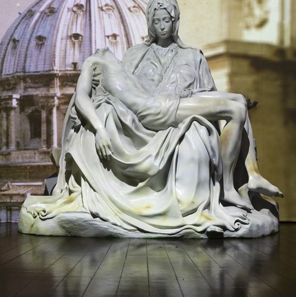 Réplica homologada da escultura "Pietá", de Michelangelo, no Centro Cultural Correios — Foto: Leo Martins/Agência O Globo